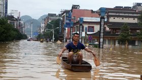 Záplavy zabíjejí v Číně: Nejméně 15 mrtvých.