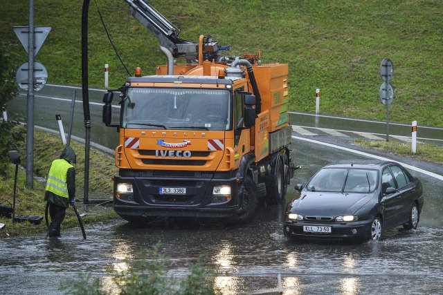 Zatopená část dálnice směrem na Prahu v průmyslové zóně v Liberci