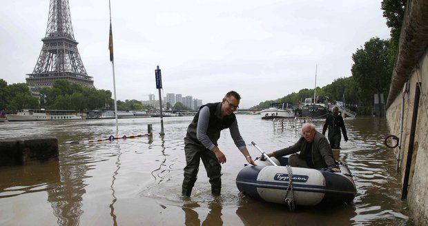 Tisíce evakuovaných lidí, uzavřený Louvre: Pařížské ulice zaplavila Seina
