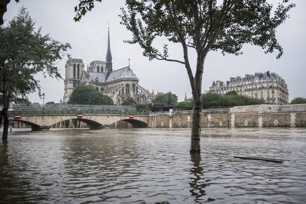 Kvůli stoupající Seině je uzavřena část podzemky i Louvre.