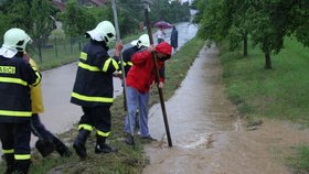 Hasiči mají s povodněmi plné ruce práce