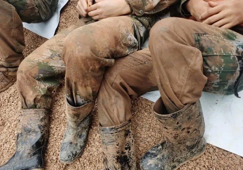 Hasič zachraňoval životy: Po hodinách v bahně vypadaly jeho nohy neuvěřitelně!
