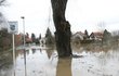 Vzedmutá hladina řeky Berounky zatopila i obec Lipence nedaleko Prahy. Silnice z Radotína do Černošic musela být uzavřena, vodou už se nedalo projet.