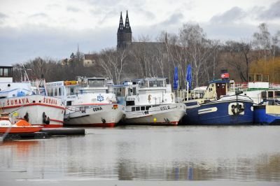 Kvůli zvýšené hladině Vltavy byl v Praze zakázán provoz lodí, ty kotvily v ochranných přístavech poblíž Císařské louky.