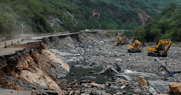 V Číně zemřelo po propadu dálnice nejméně 24 lidí! Oblast sužují silné deště