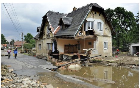 V Heřmanicích poničila voda rodinný dům a vypadalo to, že bude muset být stržen. Hrozbu nakonec zažehnal statik, který povolil opravu.