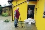 Emilie Dobešová (63) s druhem Emilem Slovákem (67) celou noc vylévali vodu ze zadní části domu. „Už jsme povodeň zažili a nechceme znovu. Když, tak ať barák odpluje i s vodou,“ prohlásil Slovák.