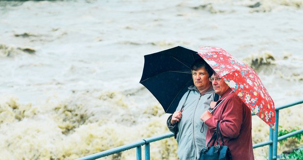 S velkými obavami včera sledovali lidé stoupající řeku Bečvu ve Valašském Meziříčí