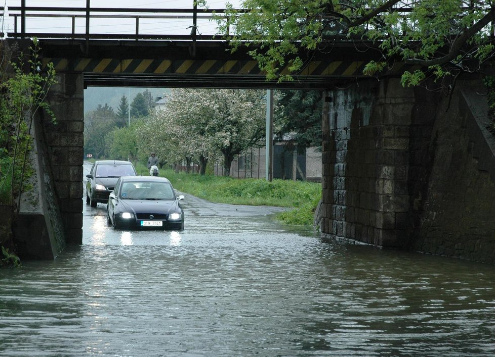 Železniční podjezd v Krnově u Chářovského parku voda zaplavila před několika dny. Odvážlivci zkouší projet. Marně.