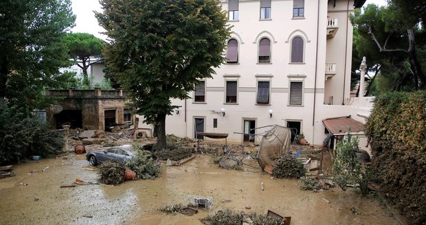Záplavy zabily nejméně dva lidi, další se pohřešují. Lijáky zasáhly sever Itálie 