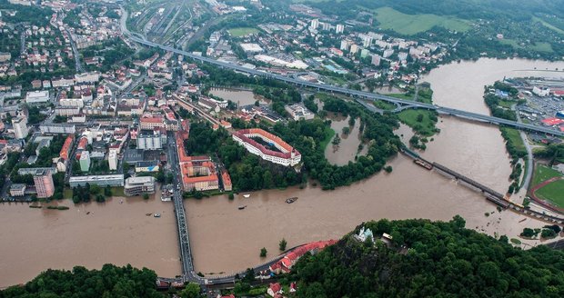 Rozvodněné Labe dosáhlo v Děčíně v úterý v 17 hodin 9.5 metru. Kulminovat má ale až ve středu na 11 metrech
