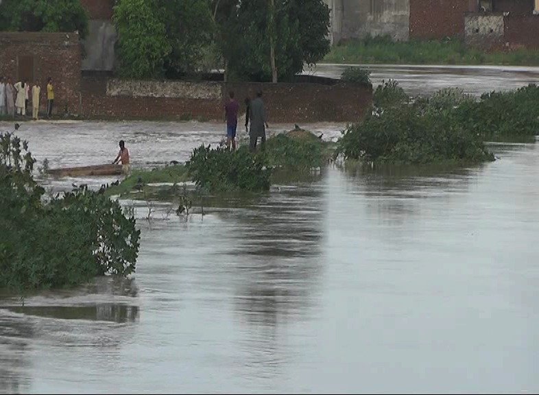 Pákistán trpí obdobím monzunových dešťů a záplav.