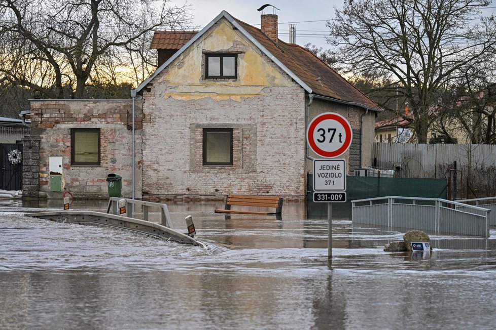 Silnice 331/II zaplavená vodou z rozvodněné řeky Jizery v Sojovicích na Mladoboleslavsku, 26. prosince 2023