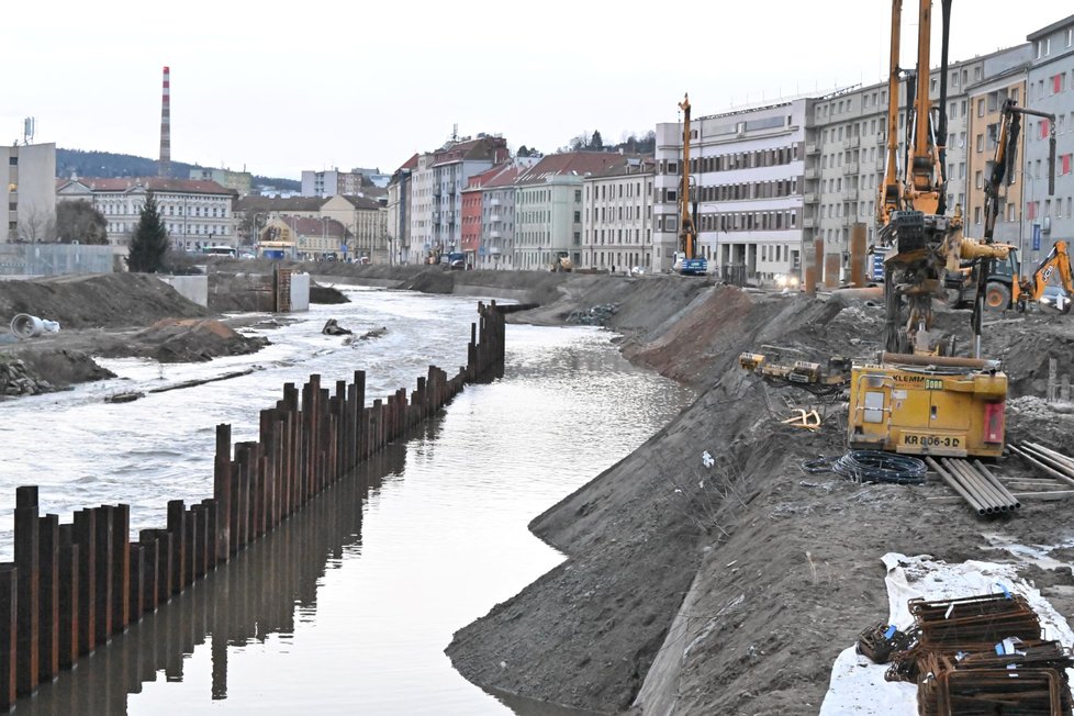 Zaplavené staveniště rozvodněnou řekou Svratkou v ulici Poříčí, 26. prosince 2023. Vyšší, třetí stupeň povodňové aktivity je zde podle vodohospodářů kvůli stavebním pracím.