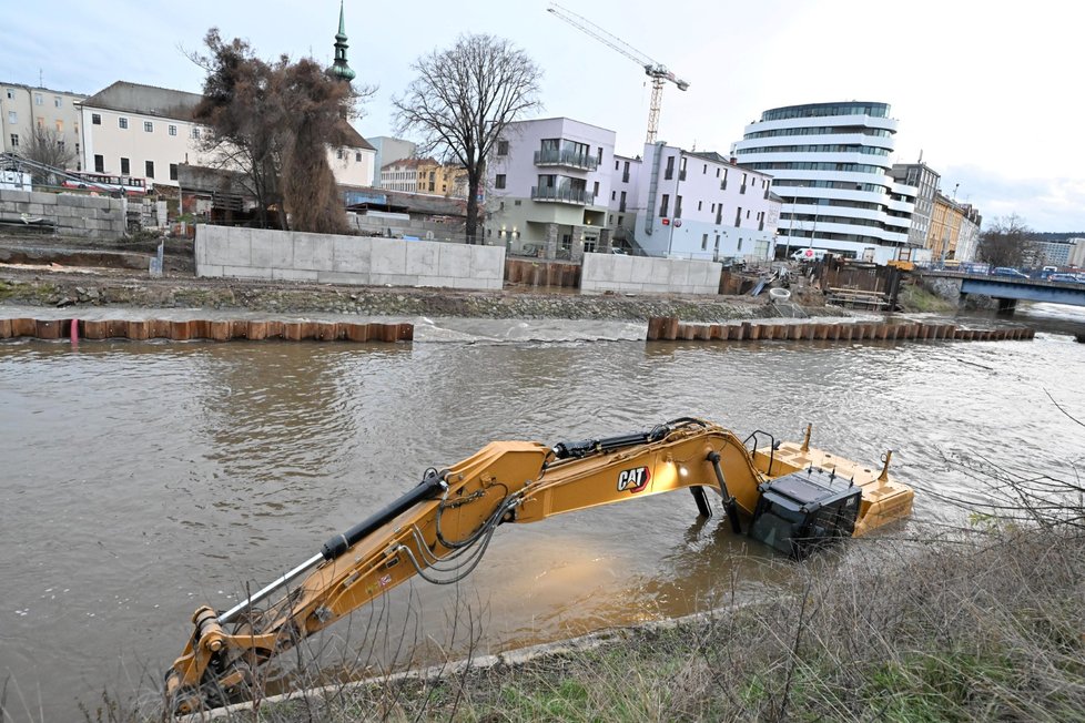 Zatopený bagr rozvodněnou řekou Svratkou v ulici Poříčí, 26. prosince 2023. Vyšší, třetí stupeň povodňové aktivity je zde podle vodohospodářů kvůli stavebním pracem.