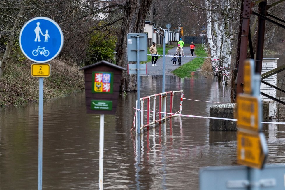 Zaplavená cyklostezka podél Labe v ústecké části Svádov, Ústí nad Labem (26. prosince 2023)