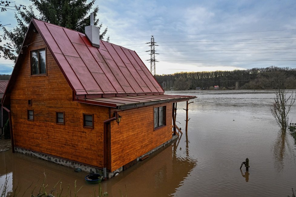 Chaty zaplavené vodou z rozvodněné řeky Jizery v chatové osadě Kotlík u Sojovic na Mladoboleslavsku (26. prosince 2023)