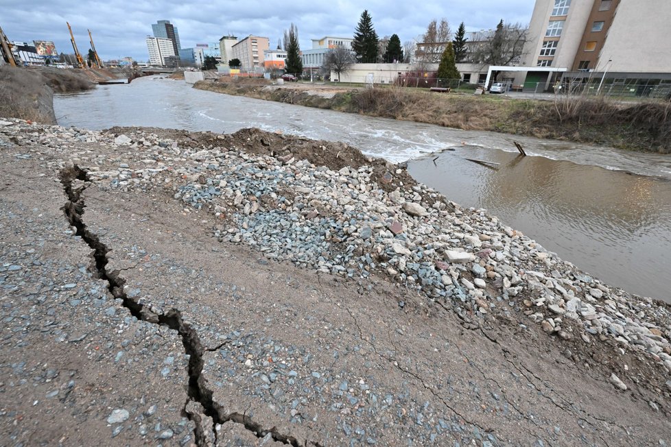 Řeka Svratka v ulici Poříčí dosáhla třetího stupně povodňové aktivity (26. prosince 2023). Vyšší stupeň je zde podle vodohospodářů kvůli stavebním pracím.