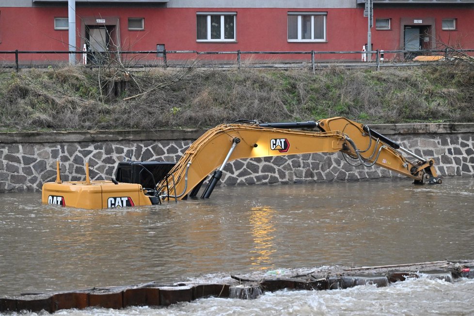 Zatopený bagr rozvodněnou řekou Svratkou v ulici Poříčí, 26. prosince 2023. Vyšší, třetí stupeň povodňové aktivity je zde podle vodohospodářů kvůli stavebním pracím.