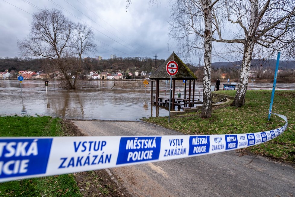 Policejní páska se zákazem vstupu na zaplavenou cyklostezku podél Labe v ústecké části Svádov, 26. prosince 2023, Ústí nad Labem