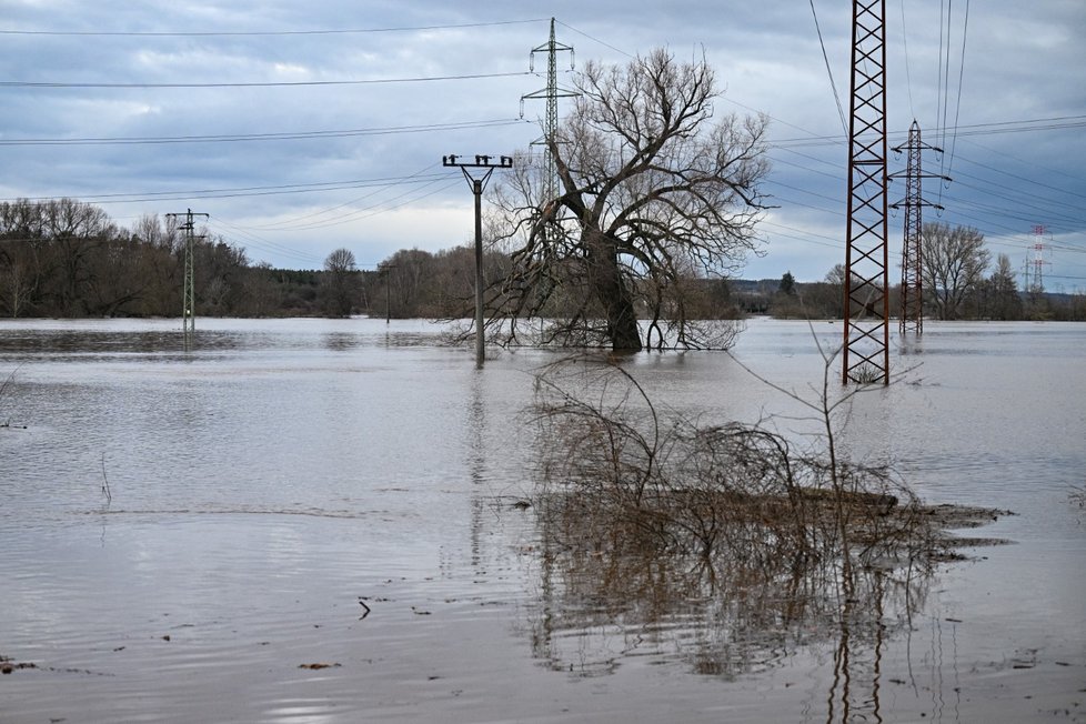 Louky zaplavené rozvodněnou Jizerou u chatové osady Kotlík u Sojovic na Mladoboleslavsku, 26. prosince 2023