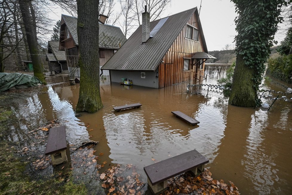 Chaty zaplavené vodou z rozvodněné řeky Jizery v chatové osadě Kotlík u Sojovic na Mladoboleslavsku, 26. prosince 2023.