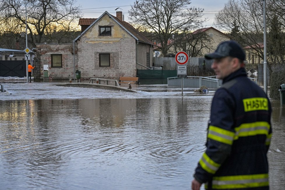 Silnice 331/II zaplavená vodou z rozvodněné řeky Jizery v Sojovicích na Mladoboleslavsku, 26. prosince 2023.
