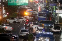 Hrůza v ulicích: Přívalové deště zabíjely, zatopily i metro. 7 mrtvých při záplavách v Jižní Koreji