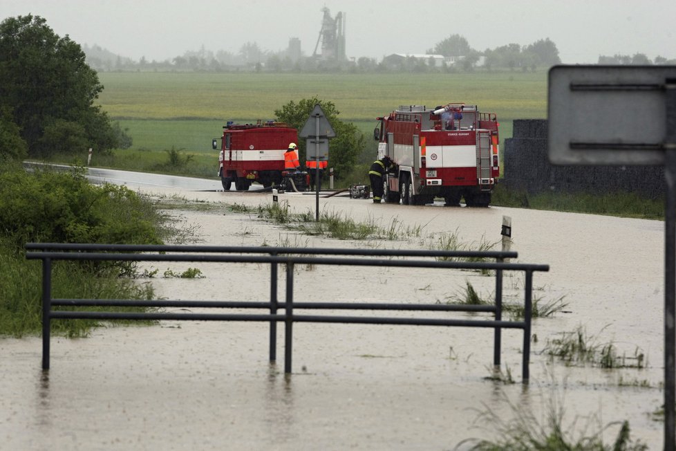 Na rozvodněné řece Úslavě platí 2. června třetí stupeň povodňové aktivity. Na snímku je uzavřená silnice mezi obcemi Štěnovice a Dobřany.