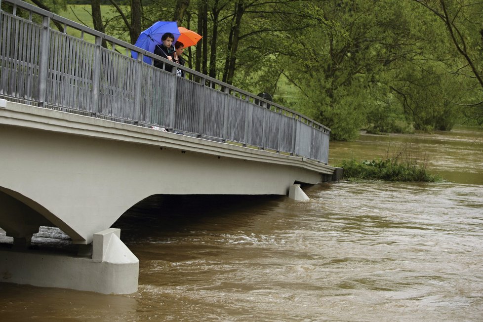 Na rozvodněné řece Úslavě platí 2. června třetí stupeň povodňové aktivity. Snímek je z Plzně-Koterova.