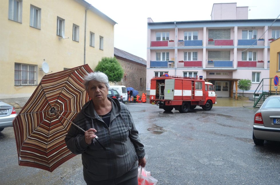 Zdeňku Nečasovou a dalších 38 obyvatel vyhnal déšť z domu pro seniory v Protivíně na Písecku.