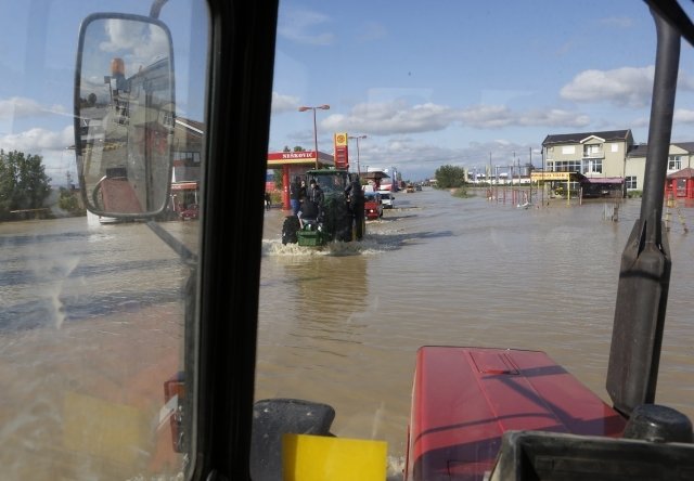 Katastrofální záplavy v Bosně a Srbsku už si vyžádaly desítky obětí 