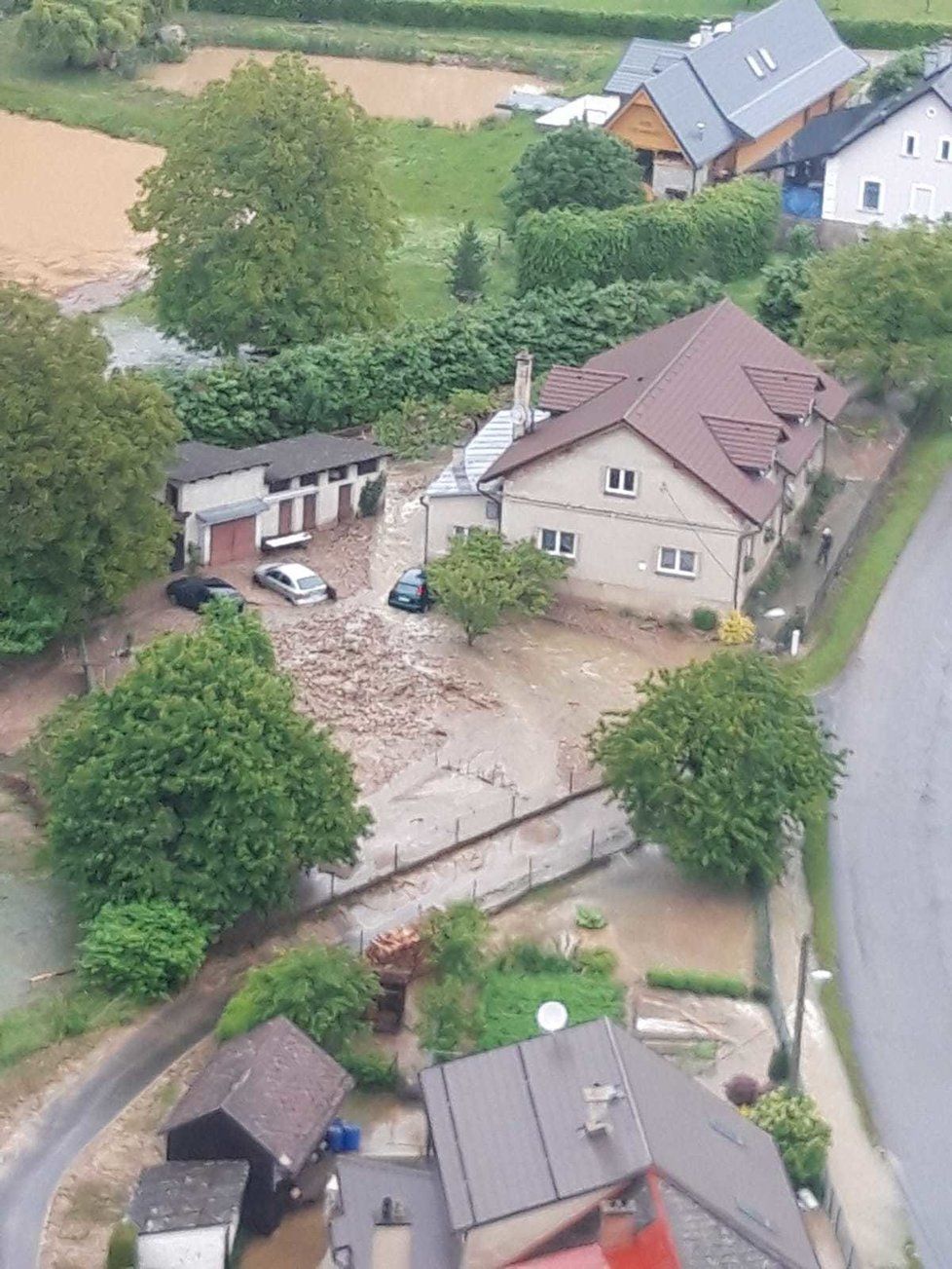 Hasiči nadále zasahují na Šumpersku, záplavy zdecimovaly mnoho domovů.