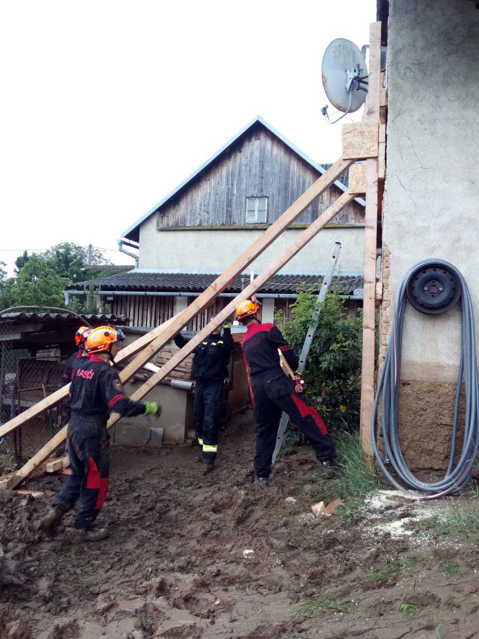 Hasiči nadále zasahují na Šumpersku, záplavy zdecimovaly mnoho domovů
