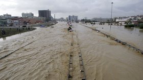 Těžce postižena je také infrastruktura. Zaplavena byla dálnice vedoucí z Istanbulu na Řecko a Bulharsko, i hlavní komunikace vedoucí na istanbulské mezinárodní letiště.