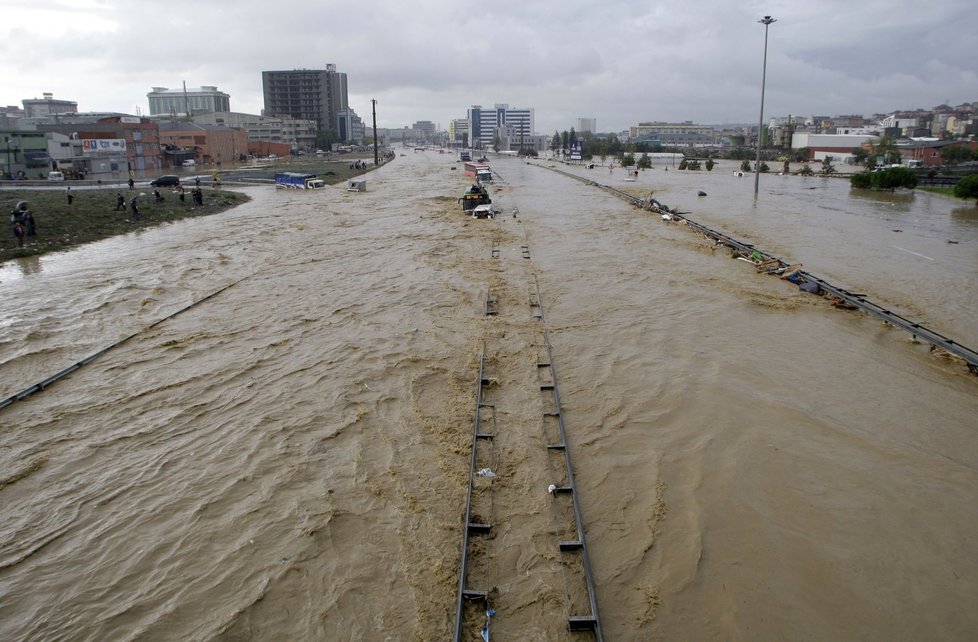 Těžce postižena je také infrastruktura. Zaplavena byla dálnice vedoucí z Istanbulu na Řecko a Bulharsko, i hlavní komunikace vedoucí na istanbulské mezinárodní letiště.