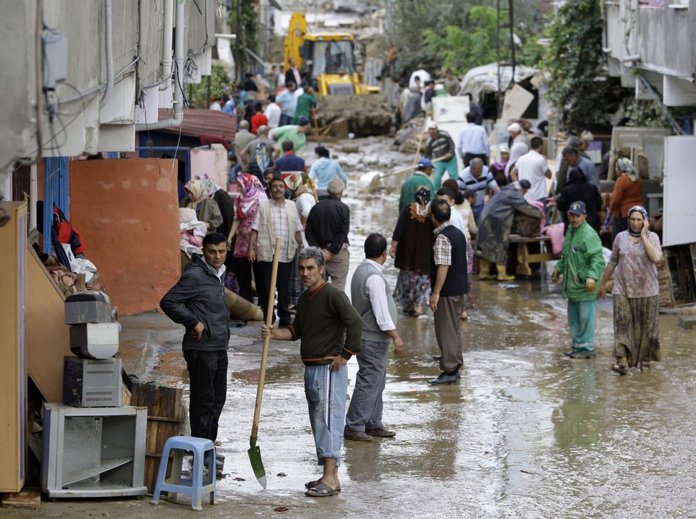 Takhle to po dva dny vypadalo v Turecku. Povodně připravily o život nejméně 31 lidí.
