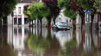 Povodně ve Francii si vyžádaly už čtyři životy, mimo domov je 20 tisíc lidí