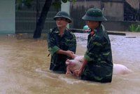 Po záplavách 37 mrtvých a 40 pohřešovaných. Vietnam bojuje s následky bouří