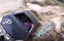 Dramatické snímky z Peru: Pohřebák »pohřbila« rozvodněná řeka!