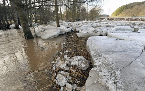 Kry blokovaly koryta řek, ty se pak rozlévaly do luk kolem obcí.