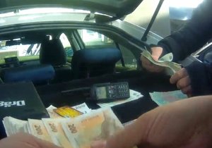 Strážníci nalezené peníze přepočítali. Celkem se jednalo o 29 400 korun.