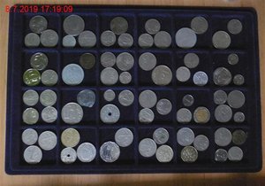 Nalezený kufřík obsahuje 350 historických mincí v hodnotě 20 tisíc korun. Jeho majitel bude muset strážníkům popsat řadu detailů, aby bylo jasné, že jde o jeho sbírku.