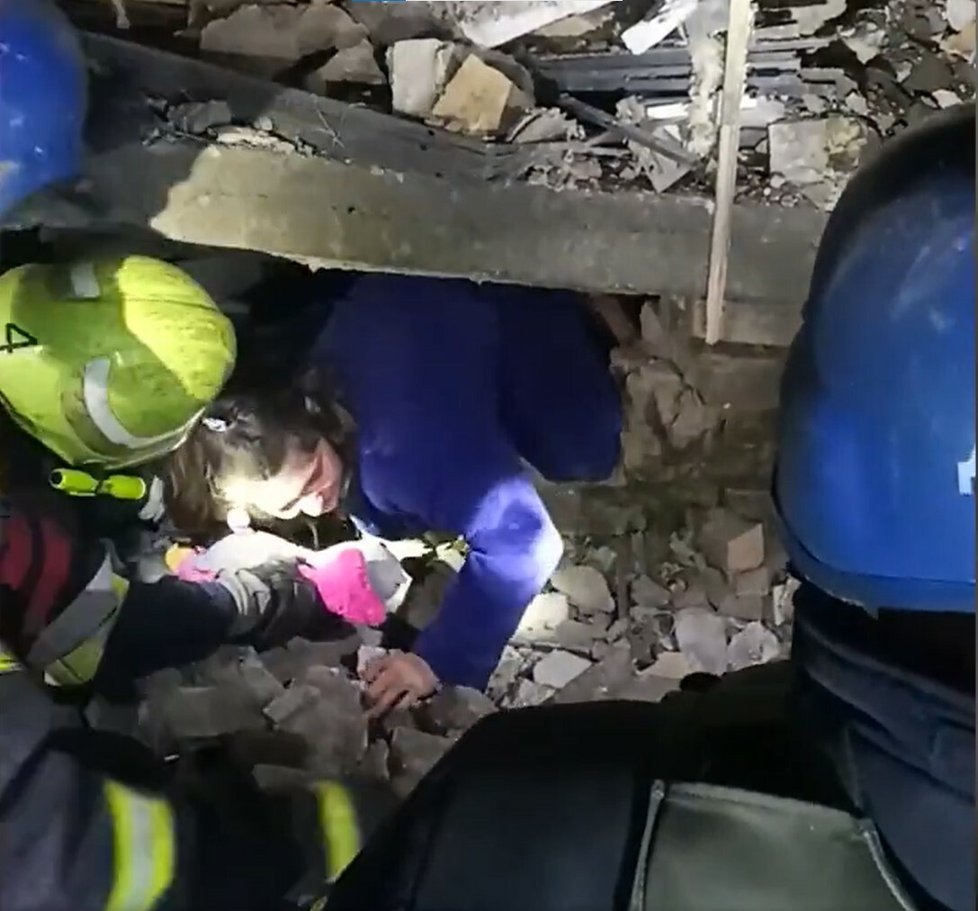 Ukrajinští záchranáři vyprostili rodinu, která uvízla pod troskami domu.