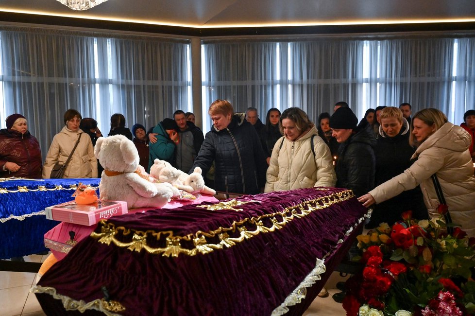 Pohřeb mladé rodiny Furnykových, jež v Záporoží zabila ruská raketa (9. 3. 2023).