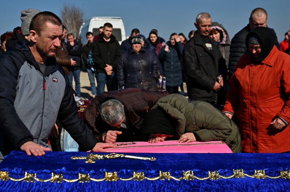 Pohřeb mladé rodiny Furnykových, jež v Záporoží zabila ruská raketa (9. 3. 2023).