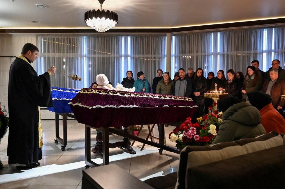 Pohřeb mladé rodiny Furnykových, jež v Záporoží zabila ruská raketa (9. 3. 2023).