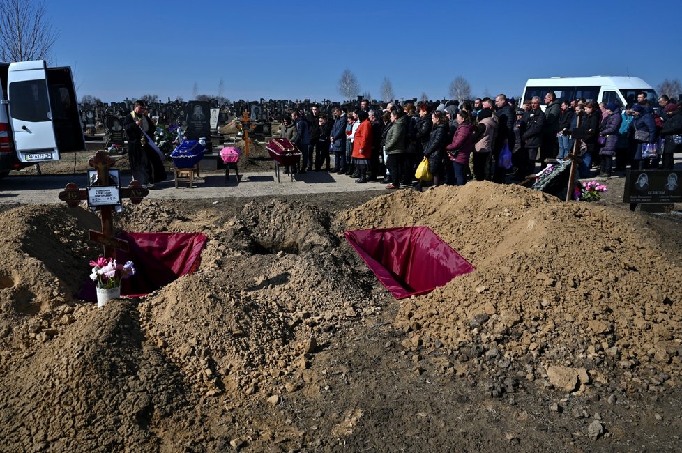 Pohřeb mladé rodiny Furnykových, jež v Záporoží zabila ruská raketa (9. 3. 2023).