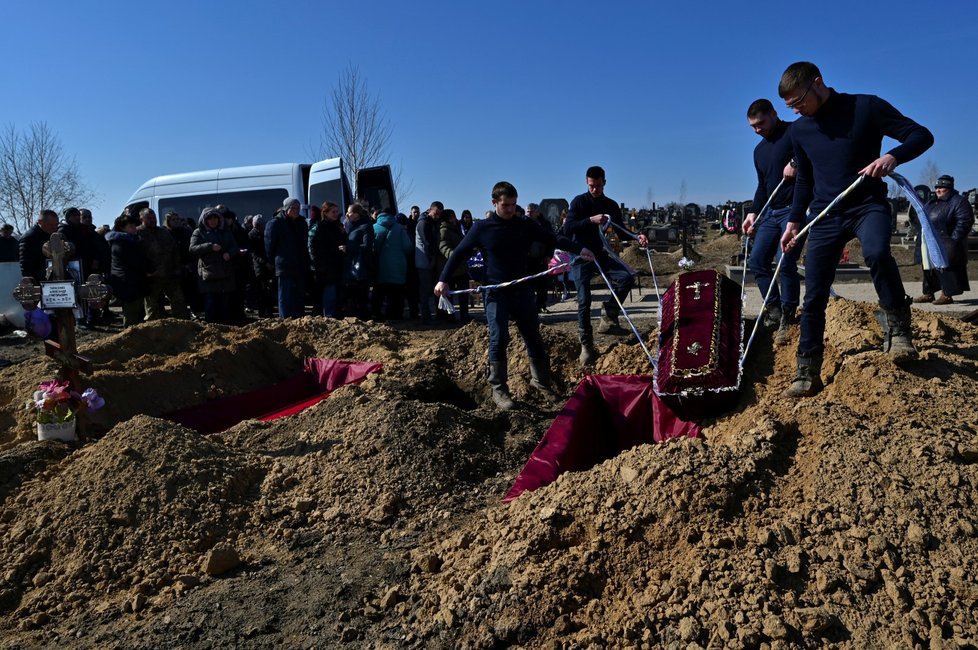 Pohřeb mladé rodiny Furnykových, jež v Záporoží zabila ruská raketa (9. 3. 2023).