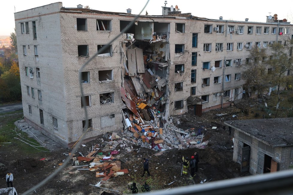 Ubytovnu v Záporoží zdemolovala ruská raketa (30. 10. 2025). Ubytovnu v Záporoží zdemolovala ruská raketa (30. 10. 2025).